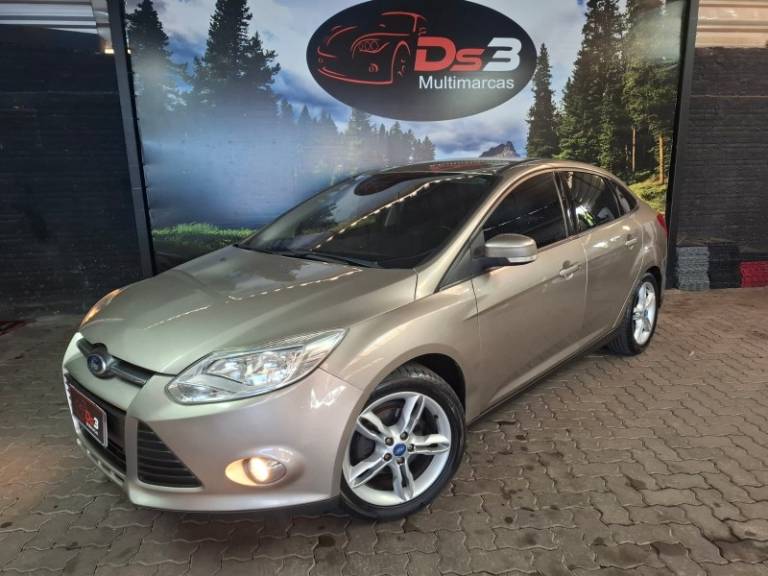 FORD - FOCUS - 2015/2015 - Dourada - R$ 52.900,00