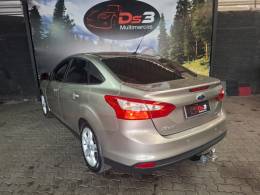 FORD - FOCUS - 2015/2015 - Dourada - R$ 52.900,00